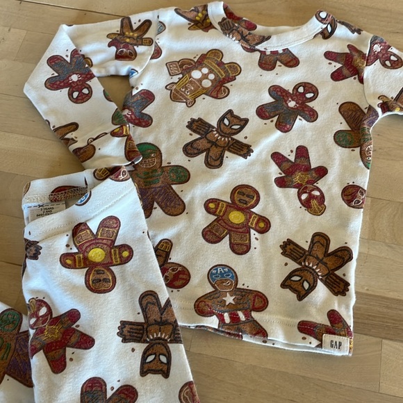Gap Marvel Holiday Pajama Set - Picture 3 of 7